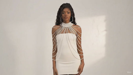 Mini Abito a Fascia Avorio con Perle Gioiello su Spalle e Décolleté